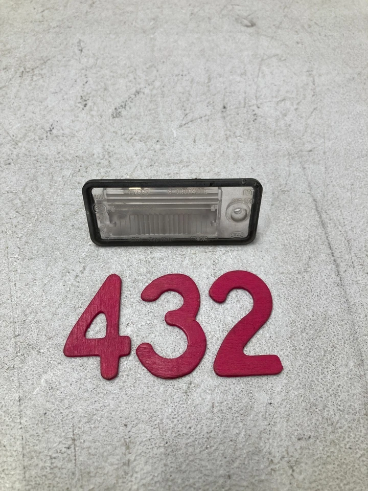 Задний правый фонарь для номерного знака 09–11 Audi A6 Quattro от оригинального производителя 8E0807430B - Изображение 2 из 4