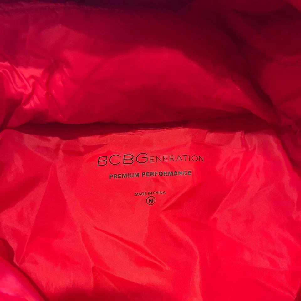 Chaqueta acolchada con capucha roja para mujer BCBGeneration Foto 2 de 4