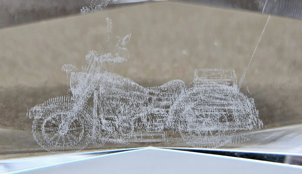 Pisapapeles de recuerdo grabado para motocicleta de cristal láser 3D escritorio de vidrio 3" x 2" Foto 4 de 4