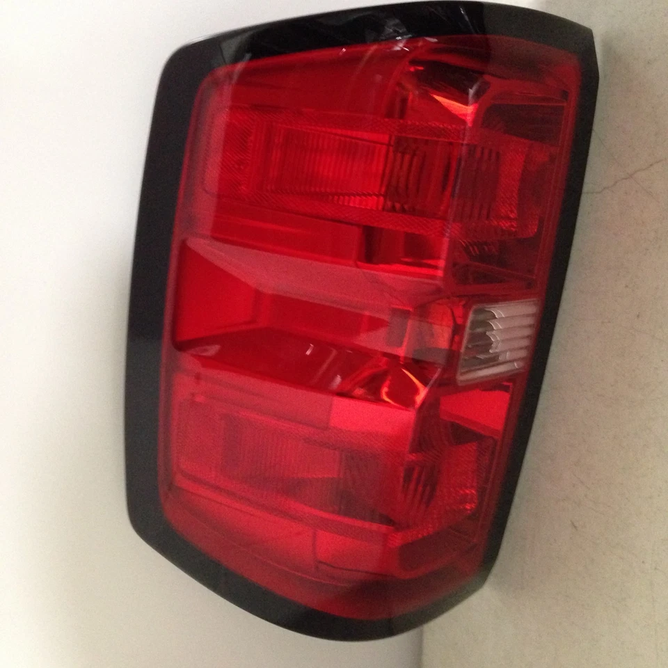 Luz trasera halógena del lado del conductor izquierdo Chevy Silverado GMC Sierra 2014-2019 OEM Foto 2 de 4