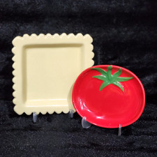 Platos de cerámica en forma de tomate y raviolis comida caprichosa pasta blanca linda