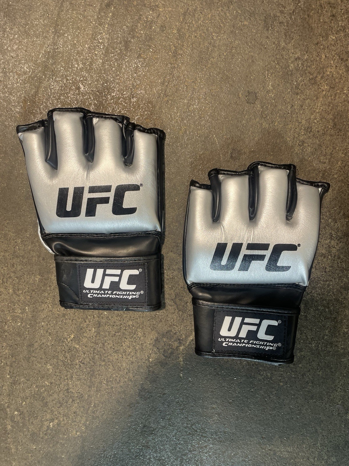 UFC MMA Gloves Competition Grade, Size S/M, Black/Silver NEW!