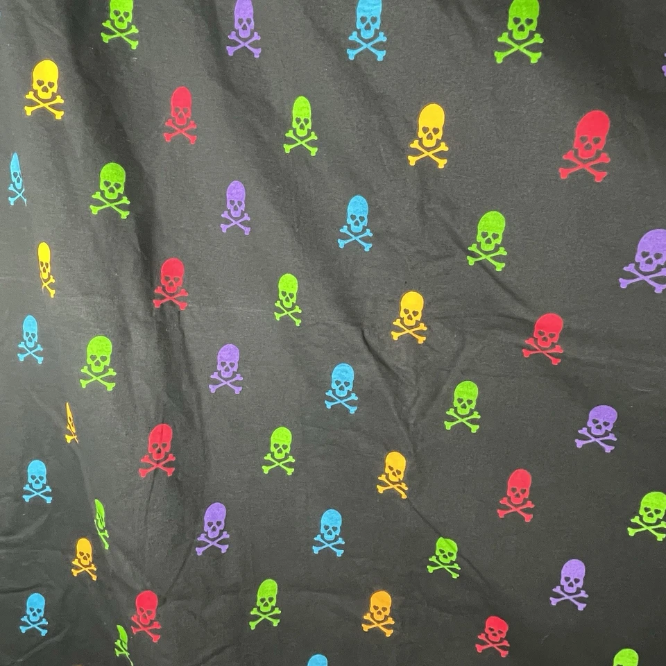 Tela Halloween Calavera Huesos Cruzados Negro Brilla en la Oscuridad Pieza Sin Cortar 57” X 60” Foto 3 de 4