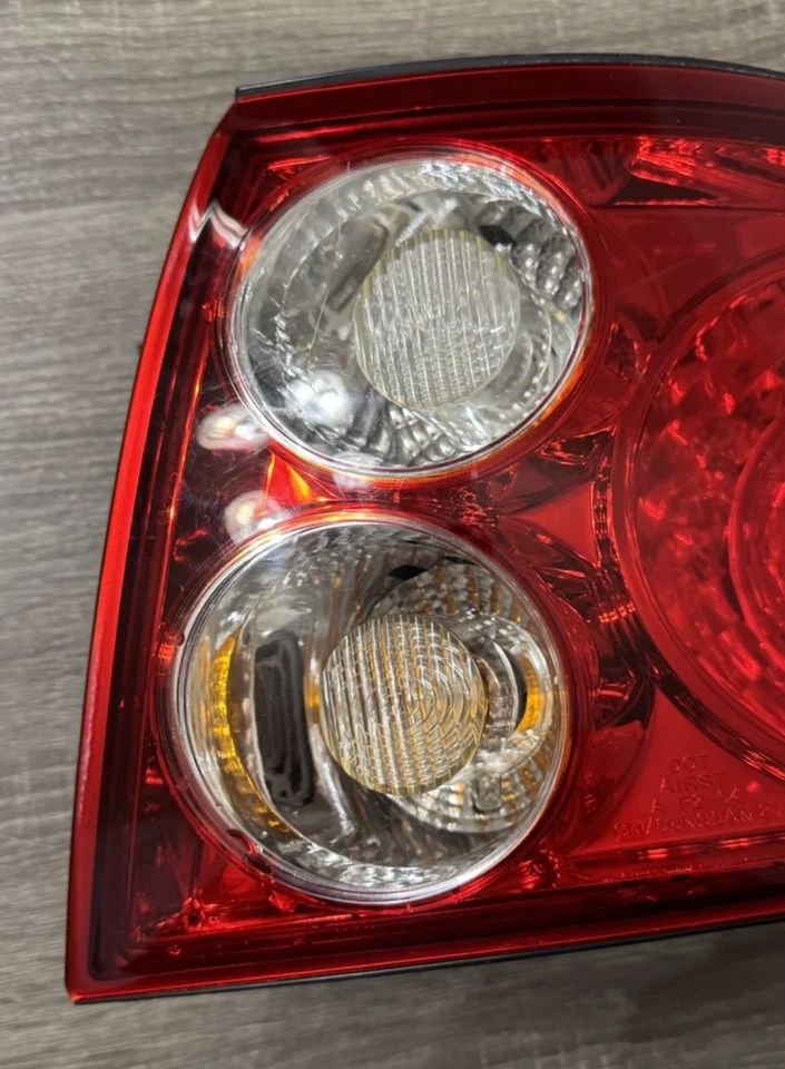 Luz trasera derecha para pasajero Pontiac GTO 2004-2006 OEM 92119492 Foto 2 de 4