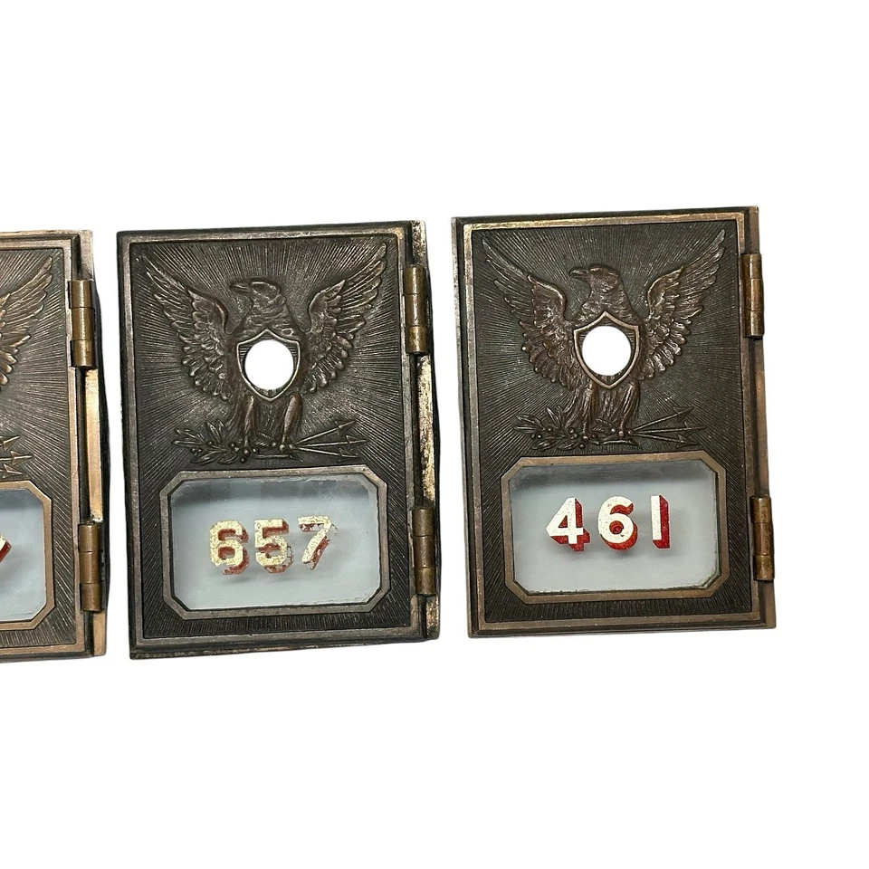 PUERTAS DE BUZÓN DE CORREO DE OFICINA DE CORREOS DE LATÓN ANTIGUO ÁGUILA VOLADORA - LOTE DE 3 Foto 3 de 4