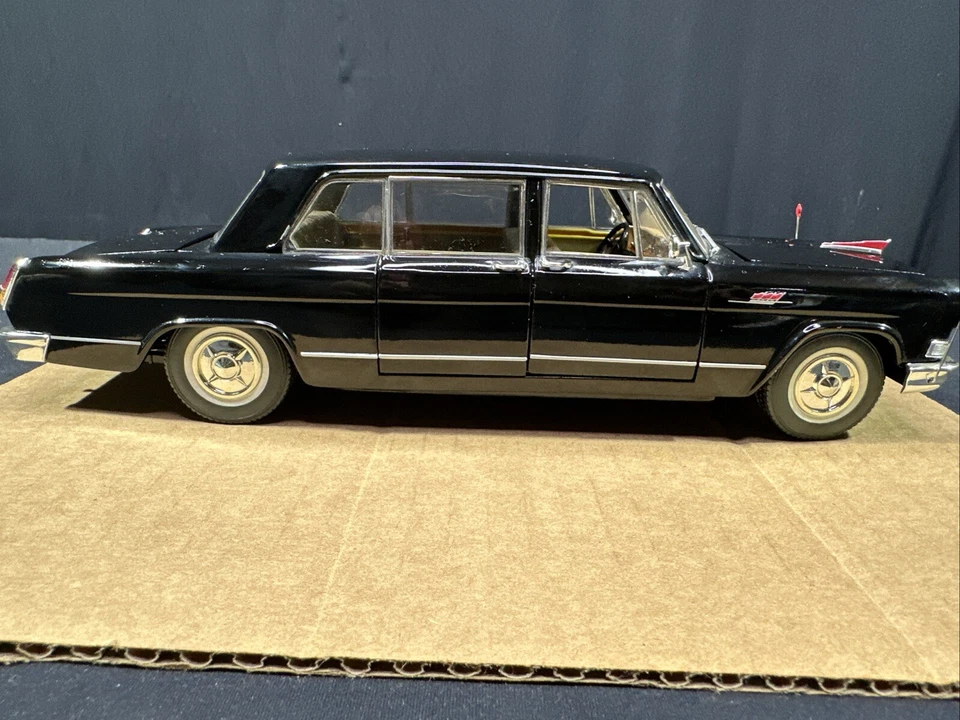 1:24 HongQi Red Flag CA770 Limousine Century Dragon Diecast Model Black 1958 - Image 4 of 4