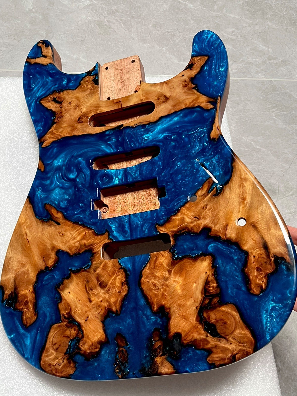 Corpo chitarra 5A fatto a mano resina blu legno mogano burl venatura legno finitura artistica foto 5