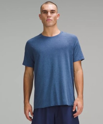 Lululemon Slim Fit Metal Vent Tech Kurzarmhemd in Night Sea/Soft Denim