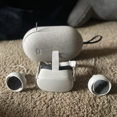 Oculus Quest 2 Standalone VR Headset 120Hz 96° FOV w/ Touch Controllers Case