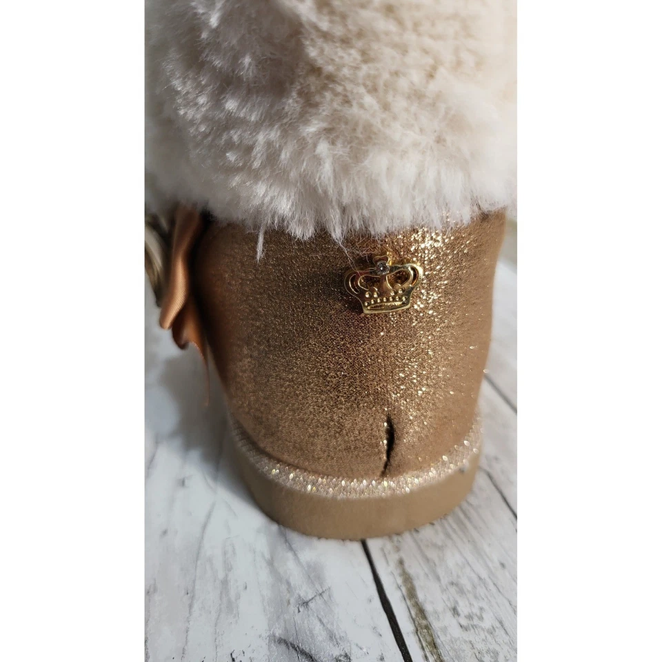 Zapatillas botín Juicy Couture para mujer doradas brillantes de piel sintética acogedoras cálidas Foto 4 de 4
