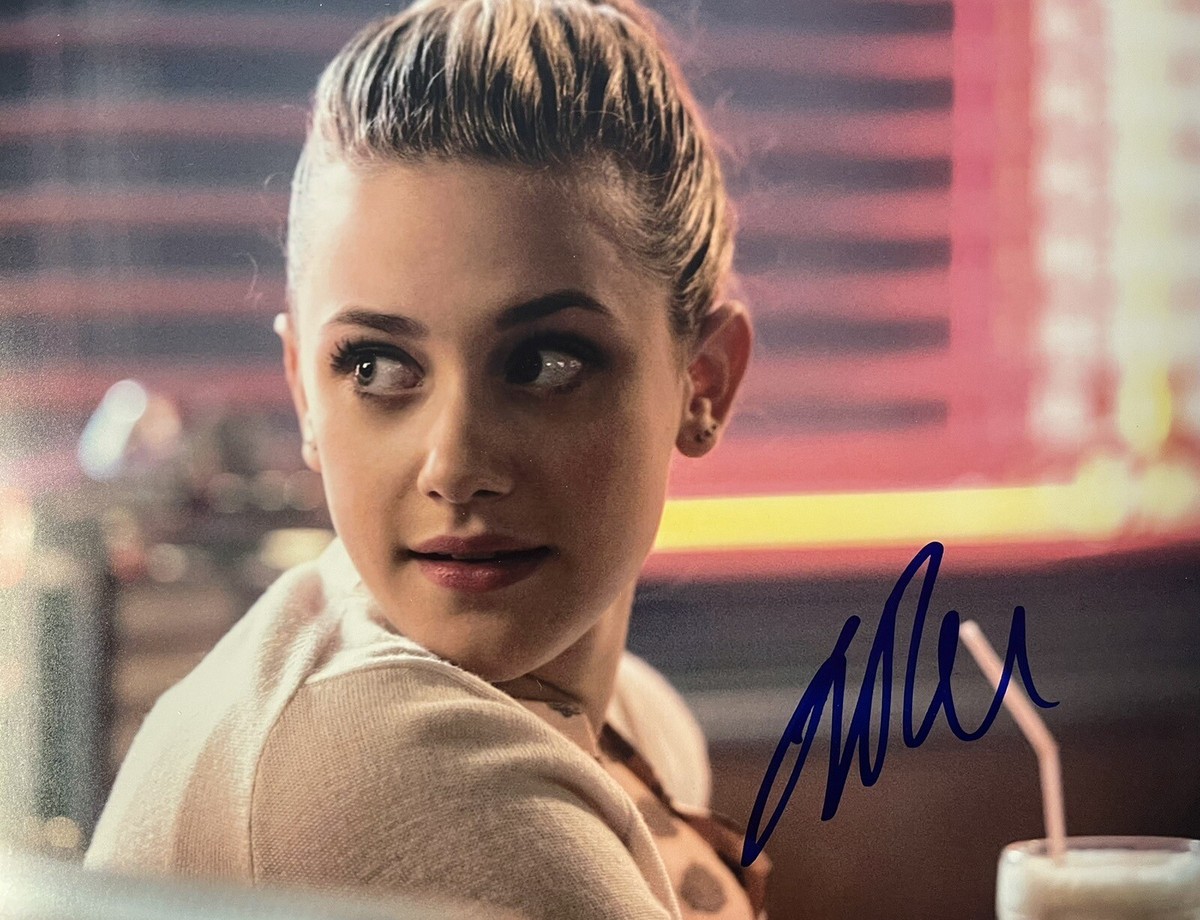 LILI REINHART SIGNED RIVERDALE BETTY COOPER AUTOGRAPHED 8X10 PHOTO