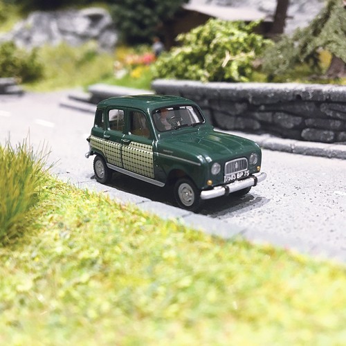 Renault 4L "Parisienne", verte, avec personnages - WIKING SAI 1645 | Condition: Neuf
