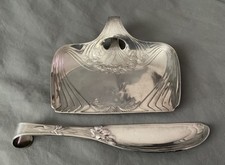 Ramasse miettes en métal argenté Gallia décor floral art nouveau