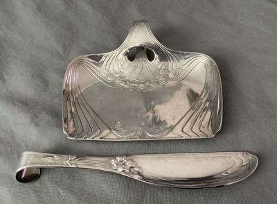 RAMASSE MIETTES en METAL argenté en métal...LE GRILLON.... Vintage ... 191225 - Arts de la table