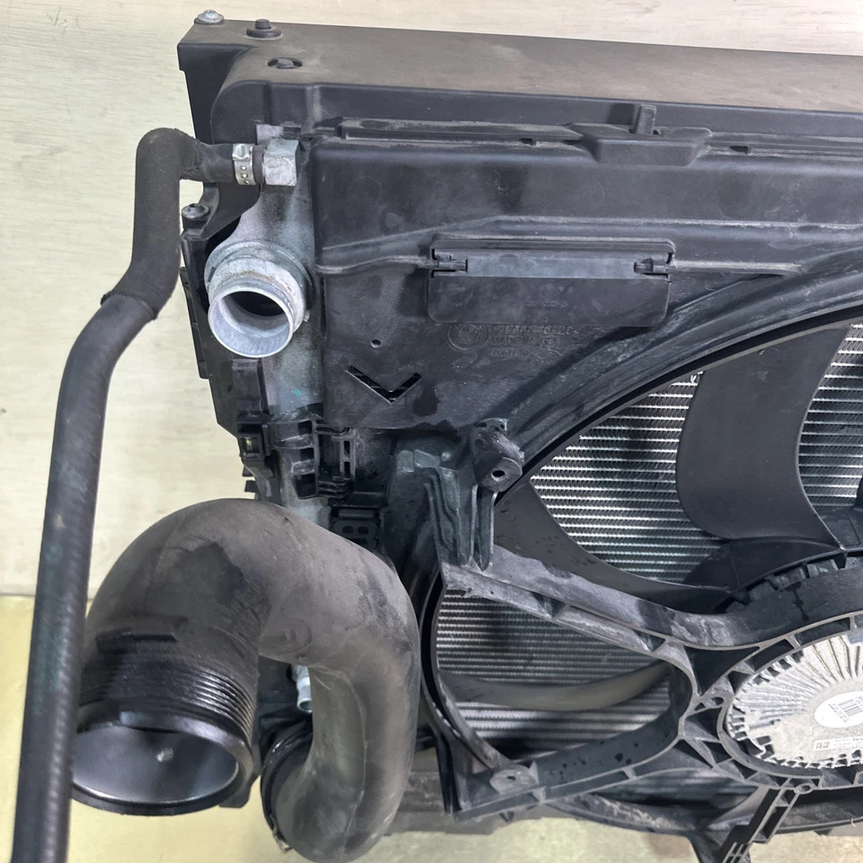 BMW X6 2015 motor principal refrigeración radiador conjunto fabricante de equipos originales. Foto 2 de 4