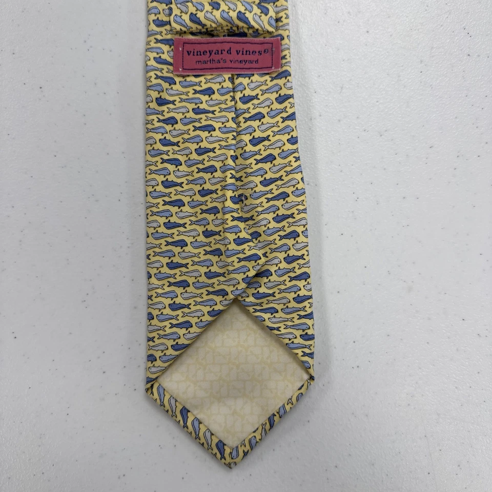 Gravata masculina 100% seda padrão baleia amarela Vineyard Vines EUA - Imagem 3 de 4