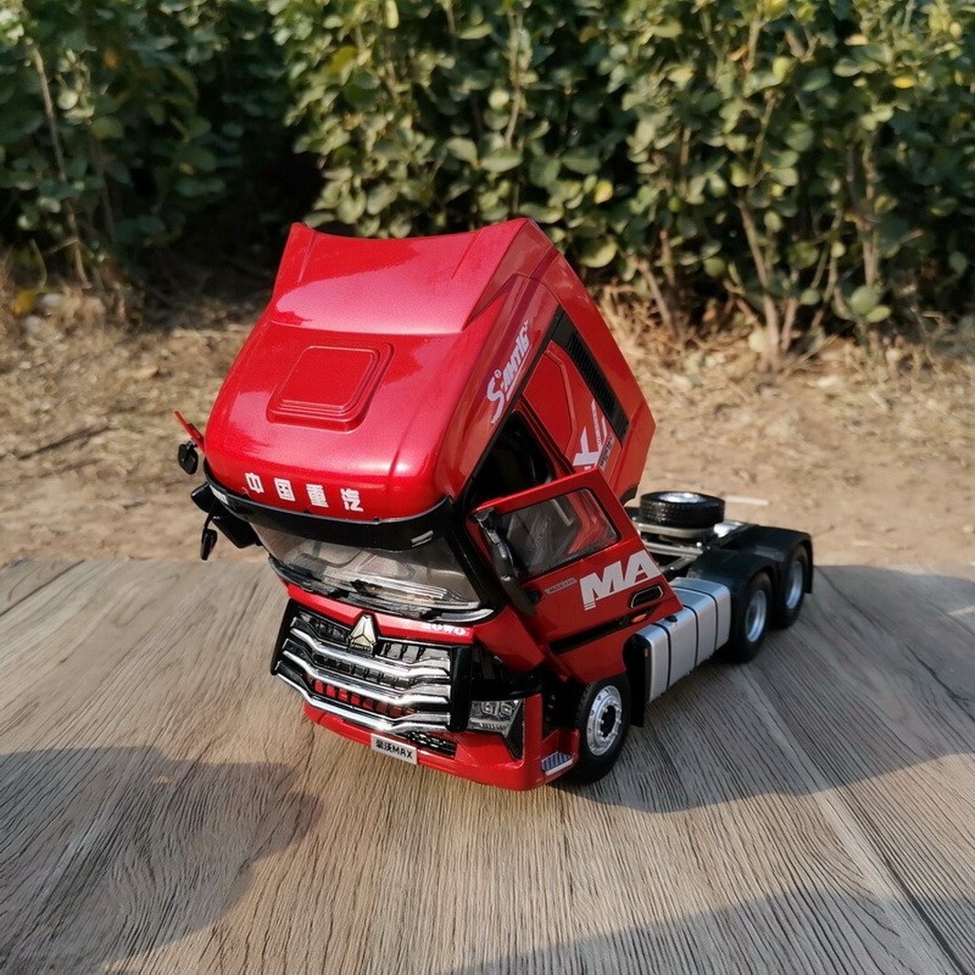1/24 Scale HOWO MAX Truck Red Tractor Truck Diecast Model Toy