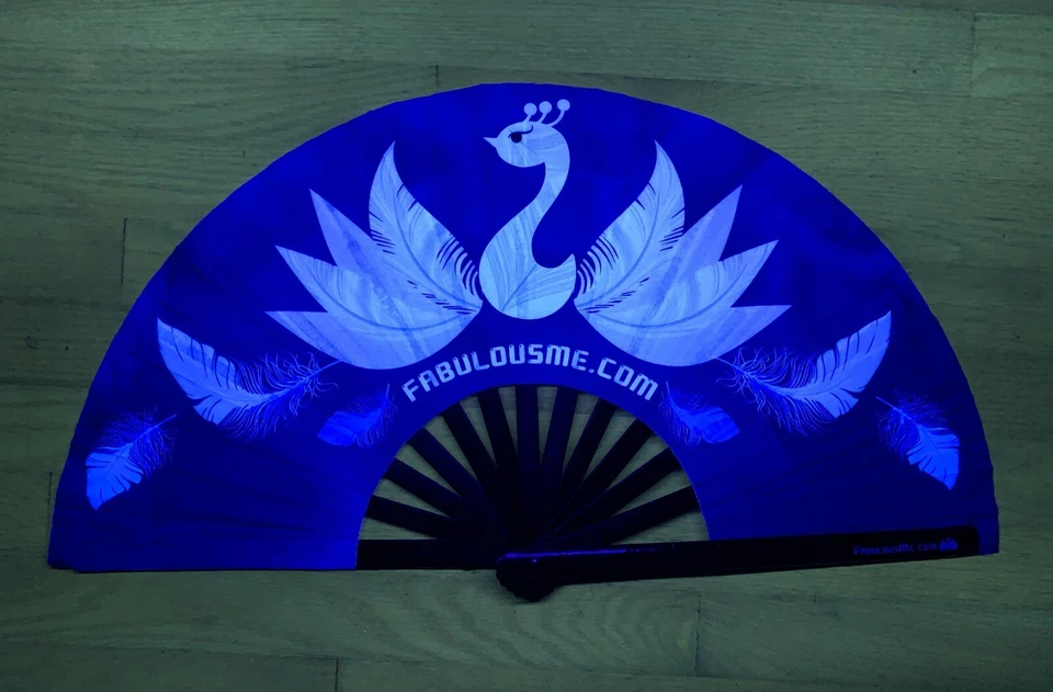 Ventilador FabulousMe® Logo B/N Brillo UV Bambú Clack Fan de FabulousMe® para fiestas Foto 2 de 2