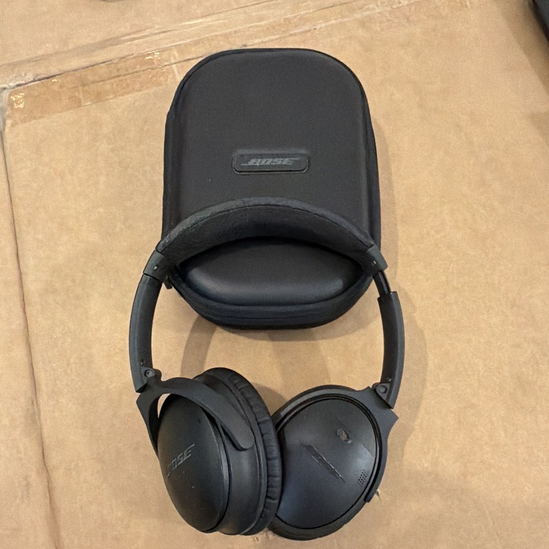 Bose QuietComfort 35 Wireless Bluetooth Noise Cancelling Headphones Black Case