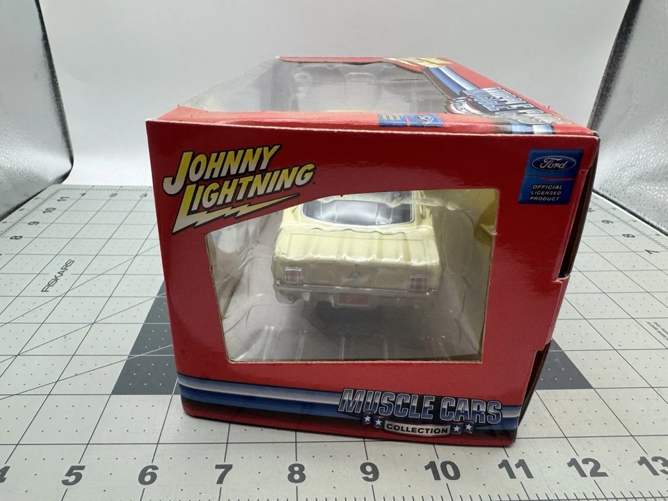 Johnny Lightning White Lightning 1965 Ford Mustang Muscle Car 1:24 Novo na caixa aros de prata - Imagem 4 de 4