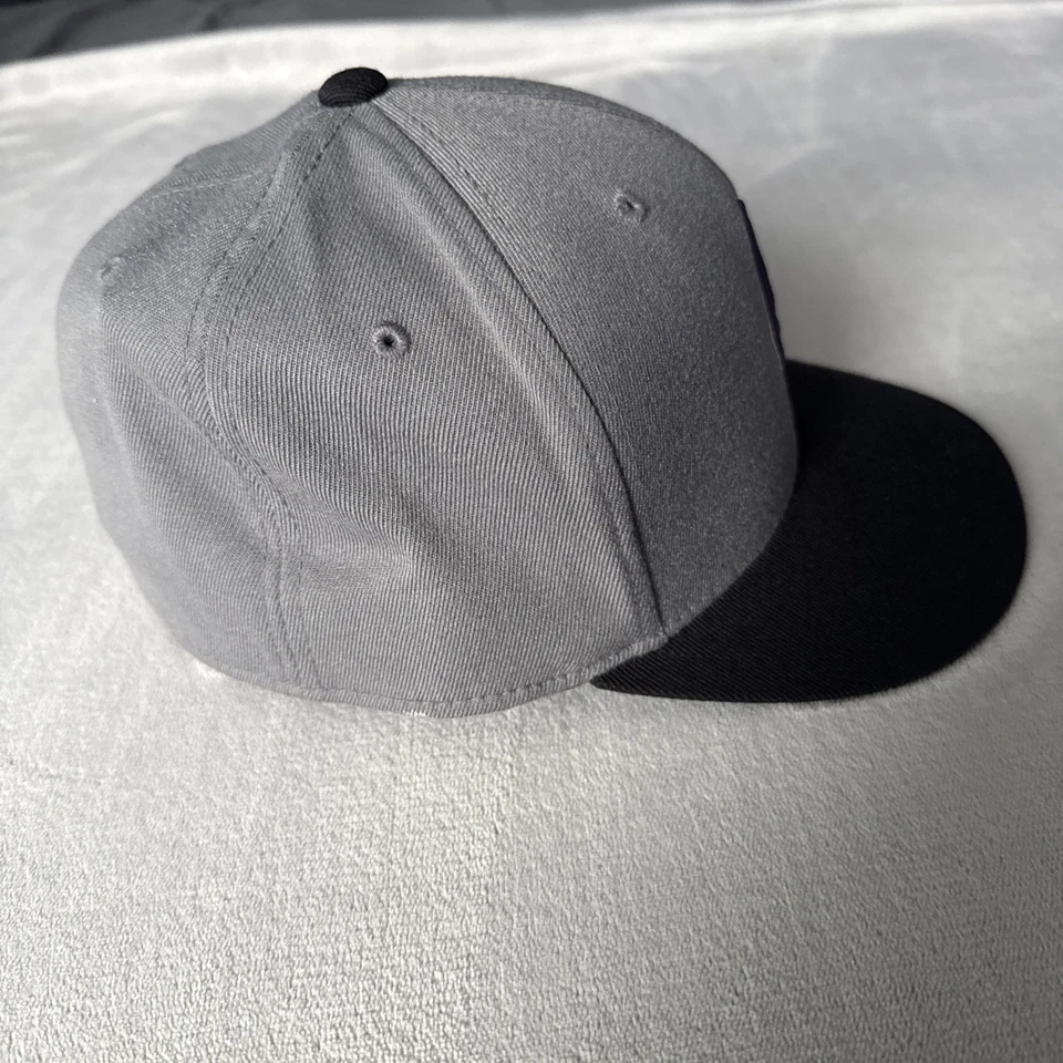 Y2K Vintage Volcom Flex Fit Fitted Hat Size 7 1/4-7 5/8 Gray with Purple Logo - Image 2 of 4
