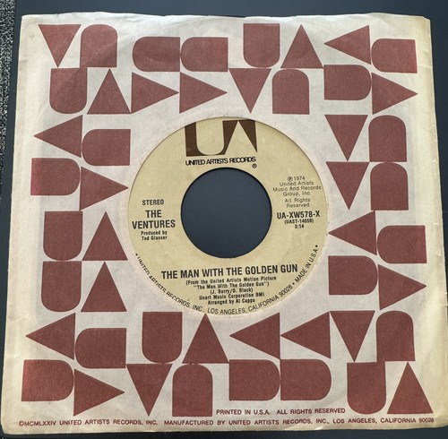 45 The Ventures - Theme, "Airport 1975" / The Man With The Golden Gun James Bond - Picture 2 of 2