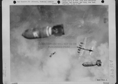 B-17 BOMBS FALLING PLOESTI OIL REFINERIES ROMANIA 1944 5X7 PHOTO