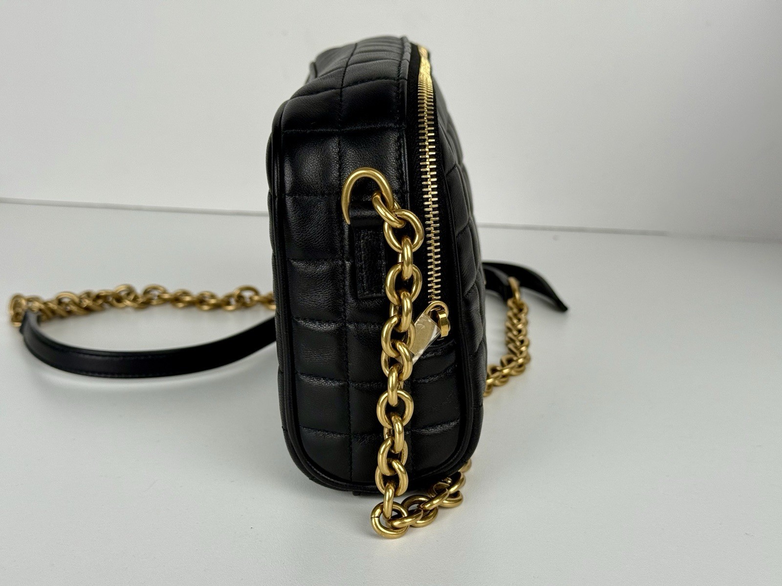 Borsa a tracolla Saint Laurent Cassandre Mini Camera in pelle trapuntata da donna nera