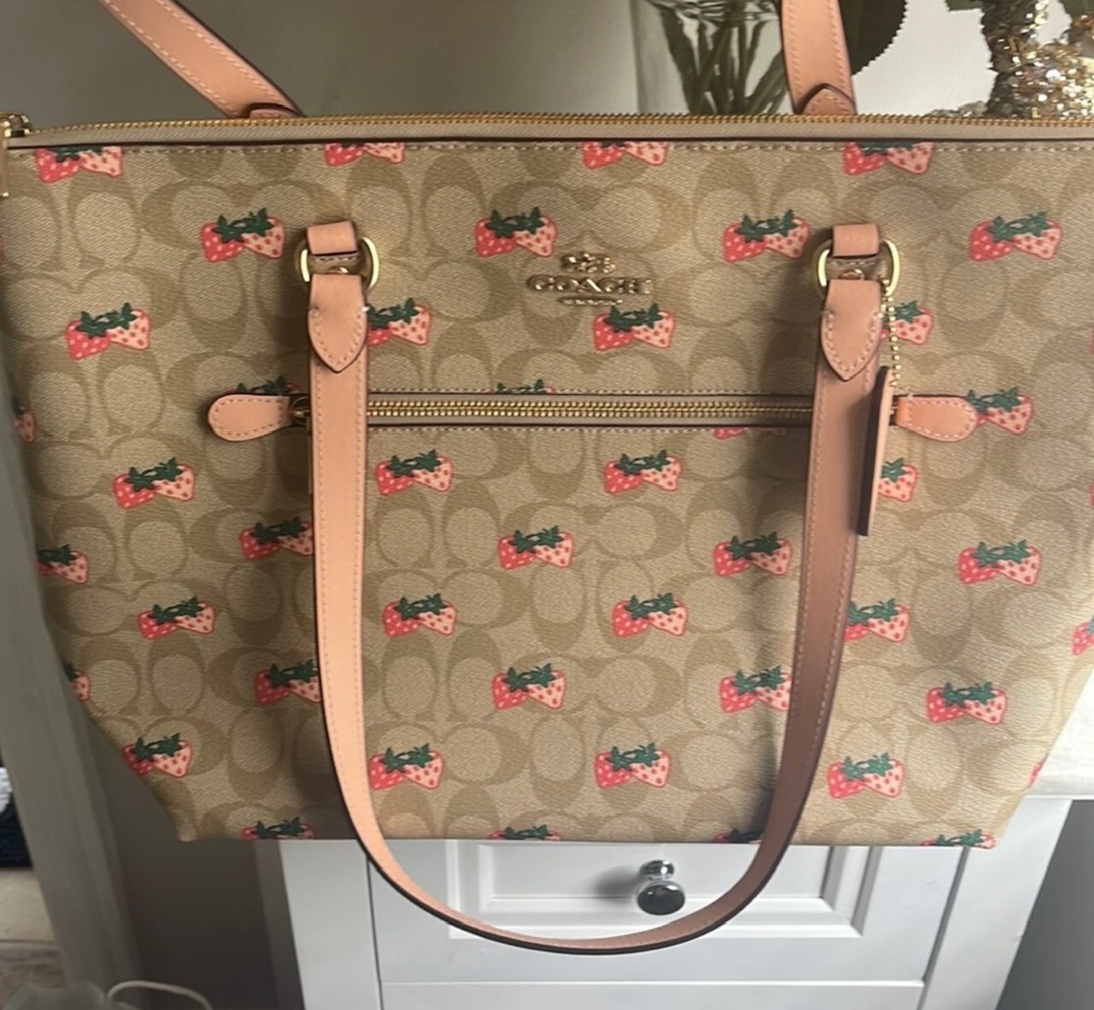 レア♡新品タグ付き♡Coachギャラリーストロベリーシグネチャーロゴトート レア♡新品タグ付き♡Coachギャラリーストロベリーシグネチャー