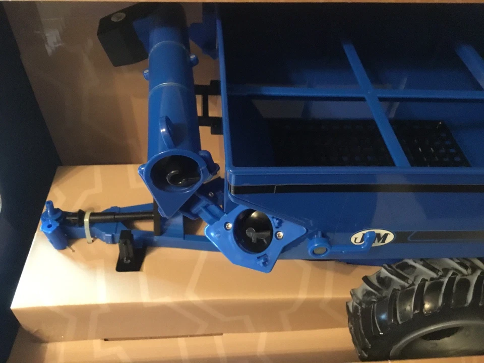 ERTL 1/16 BIG FARM Blue J & M 875 Grain Cart 46214 - Image 2 of 4