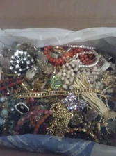 UNSORTED MIXED VINTAGE MODERN RHINESTONE GOLD & SILVERTONE JEWELRY 10 LB BIG LOT