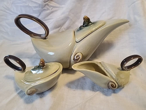 VINTAGE 1950's HULL POTTERY PARCHMENT & PINE TEAPOT WITH CREAMER & SUGAR SET.