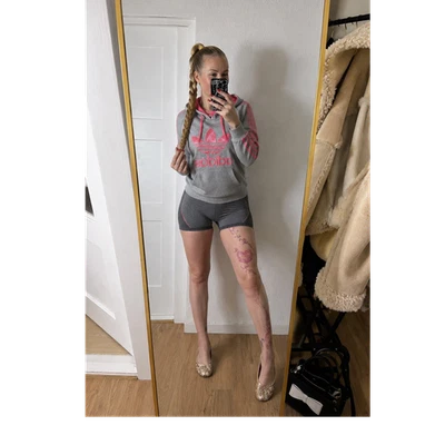 adidas Damen Kapuzenpullover grau pink S, gesticktes Logo, Langarm, Kapuze - Bild 1 von 4