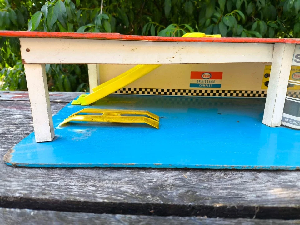 Jouet ancien garage pour voitures à restaurer vintage plastique et contre plaqué - Photo 3/4