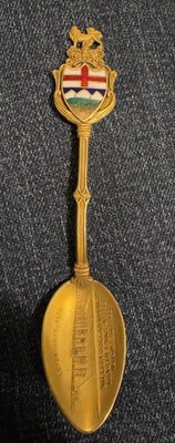 Vintage goldfarbener Löffel zum Gedenken an Lethbridge Viadukt in Alberta, Kanada