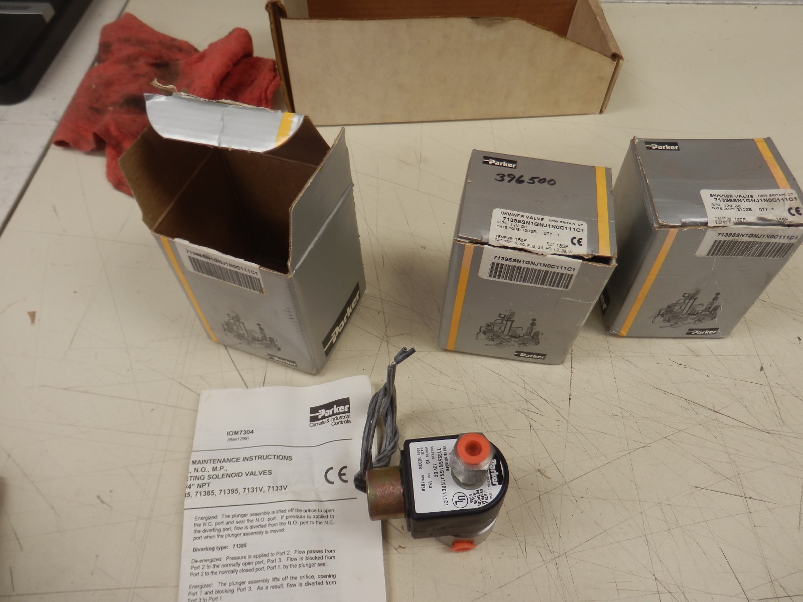 OEM PARKER  71395SN1GNJ1NOC111C1 SKINNER VALVE  FREE SHIPPING