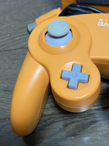 Nintendo GameCube main unit with orange controller - 第 3/7 張圖片