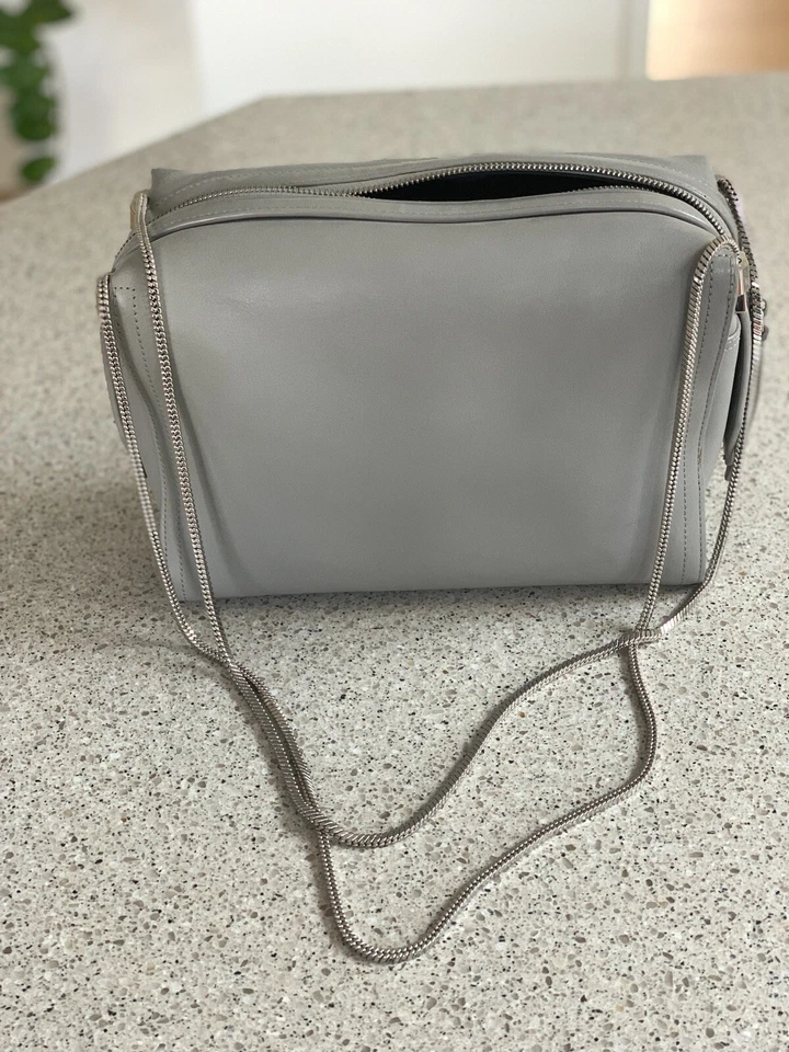 Diseñador PHILLIP LIM $650 Bolso de hombro de cuero gris correa de cadena plateada Foto 2 de 4