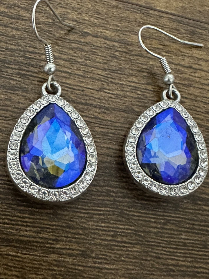 Pendientes colgantes de piedra azul y piedra blanca Foto 3 de 4