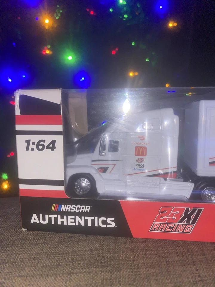 Bubba Wallace 23 XI puerta tablero Toyota Authentics Hauler 1/64 Foto 3 de 4