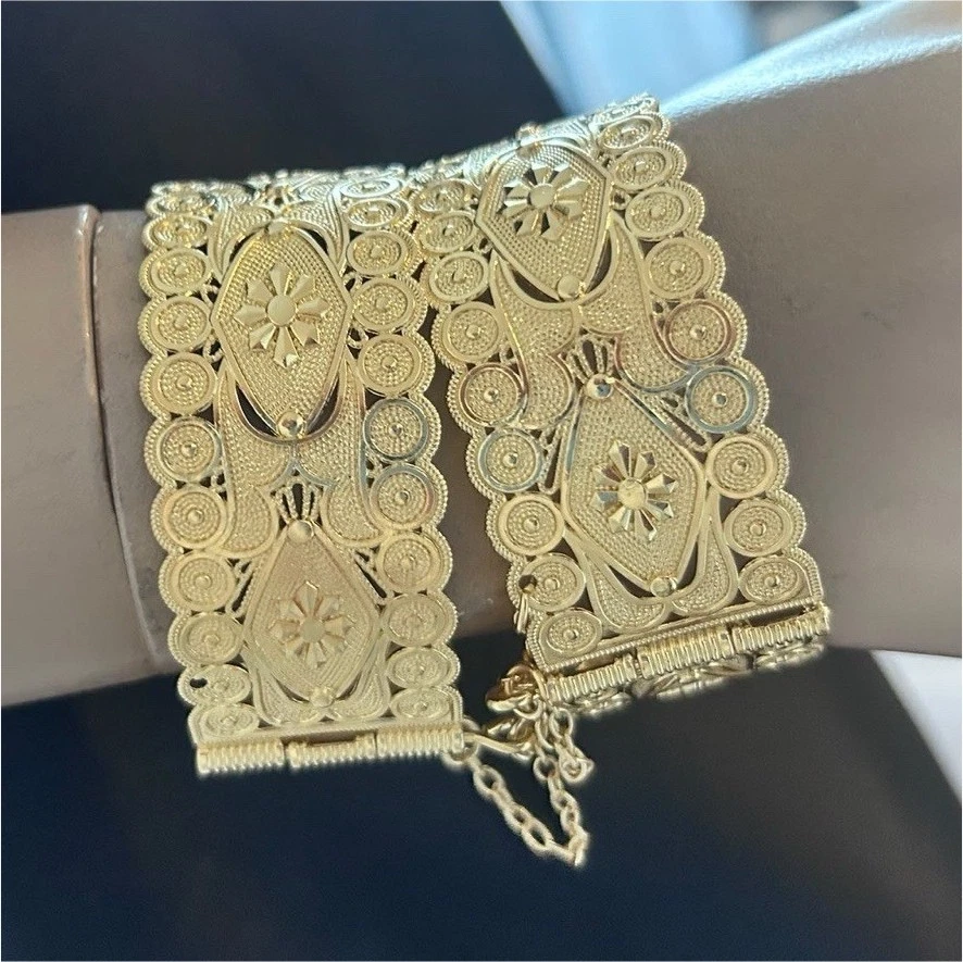 Bracelet manchette doré plaqué or jaune motif fleurs ajustable fermoir crochet - Photo 1/1