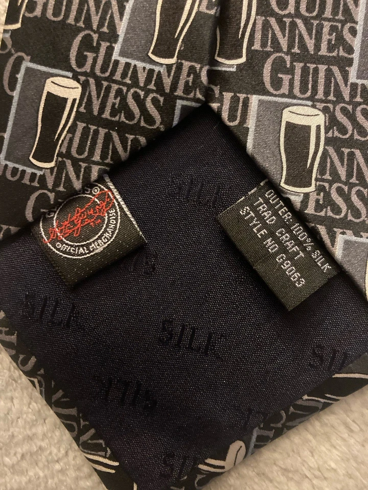 Corbata de vidrio de cerveza Guinness novedad gris negra usada en excelente estado 100 % seda 57”x4” Foto 4 de 4