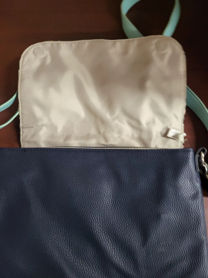 Bolso de Hombro Thirty-One Cuero Moderno Cartera Azul Marino Guijarro, Skies For You Crossbody Foto 2 de 4