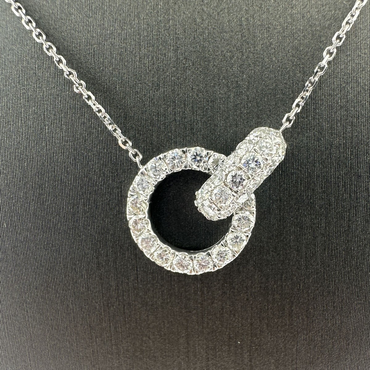 18k White Gold Interlocking Diamond Circle Pendant Necklace CTW
