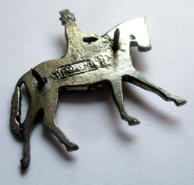 Broche Vintage Feuille Métal Repoussé - Cavalier à Cheval Argenté - Bijou Ancien