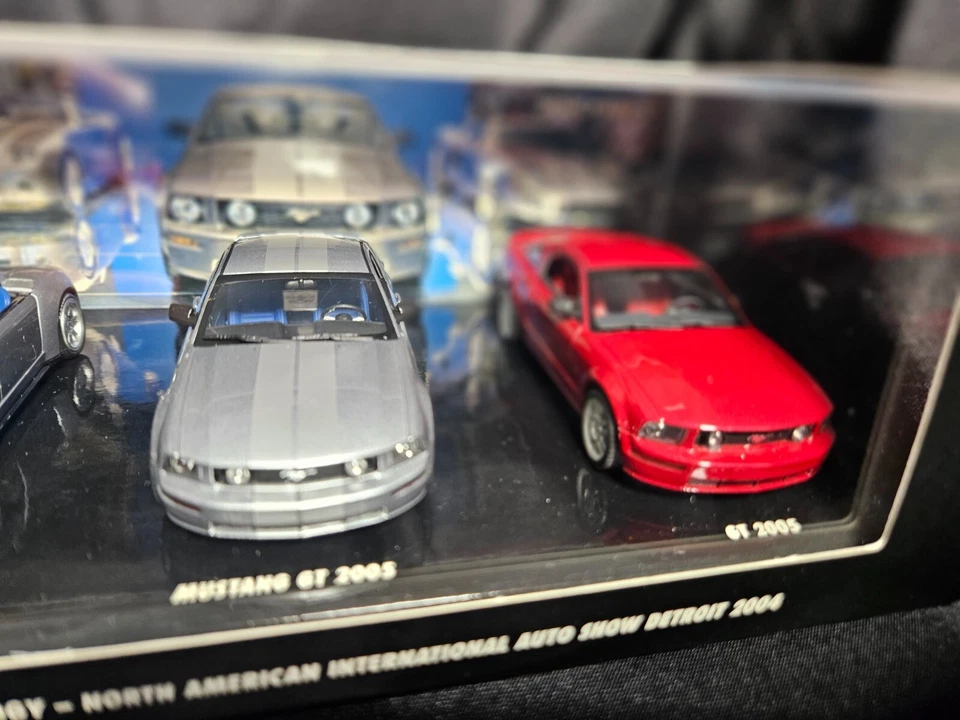 Pauls Model Art Ford Power Trilogy Auto Show 2004 escala 1:43 Inv. #3771 Foto 2 de 3