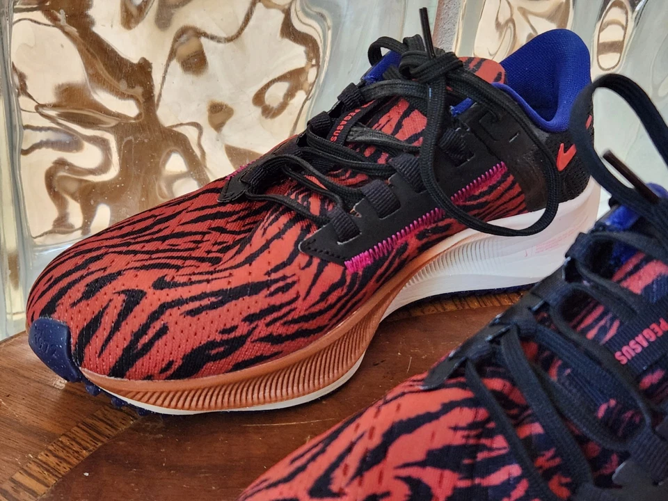 Zapatos para correr NIKE AIR ZOOM PEGASUS 38 con estampado animal para mujer talla 7 limpios Foto 4 de 4