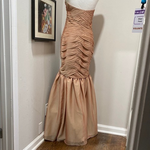 Bari Jay hellbraunes trägerloses gerafftes Kleid Herzausschnitt Größe 4 festliches Kleid - Bild 6 von 9