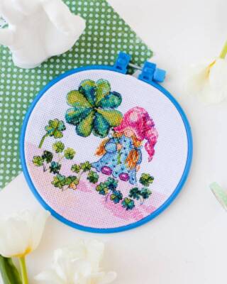 Mini Cross stitch kit - Luck in hand 15x15cm White Aida 14ct needlepoint kit