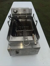 Wells 5E-F15CY 15 lb. Electric Countertop Fryer - 208-240V No Back Cover See Pic